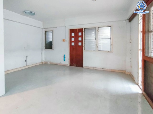 ทาวน์เฮ้าส์มือสองย่านนนทบุรี ม.นันทนาการ์เด้นท์ 1 ท่าอิฐ หลังมุม! บนเนื้อที่ 27.5 ตร.ว. ฟังก์ชัน 2 ห้องนอน 2 ห้องน้ำ 1 ที่จอดรถ แถมฟรี! 1 เครื่องทำน้ำอุ่น บ้านสวย ทำเลดีมาก เชื่อมต่อถ.ราชพฤกษ์, ถ.รัตนาธิเบศร์ ใกล้รถไฟฟ้าสายสีม่วง "สถานีบางรักน้อยท่าอิฐ" และทางด่วน "งามวงศ์วาน"